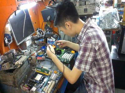兰州雷神笔记本屏幕坏了维修服务热线多少